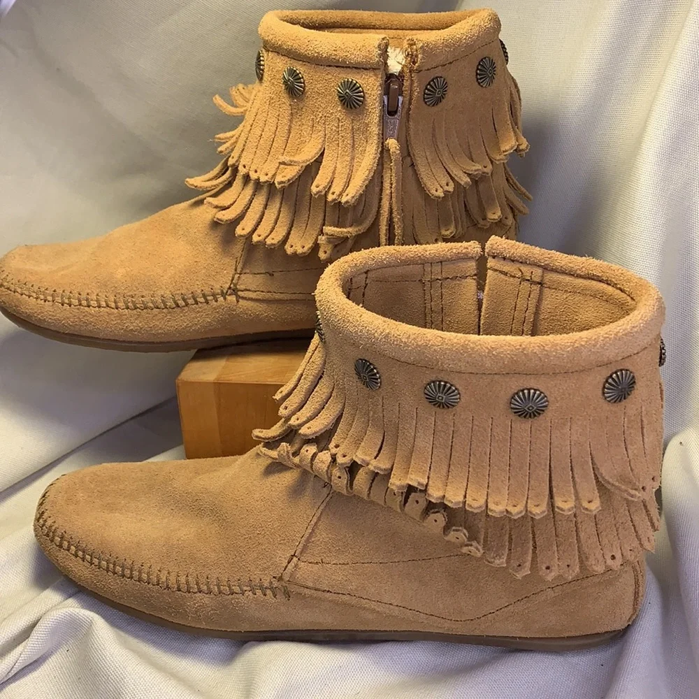 Minnetonka almost NEW ankle moccasins w/fringe